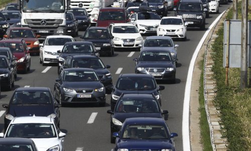 Gužve na granicama, prometna nesreća na A1 prema moru usporava promet, kolona pred naplatom Lučko