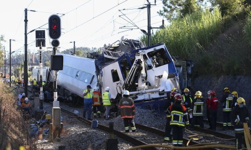 [FOTO] Dvoje poginulih u sudaru brzog vlaka sa strojem za održavanje
