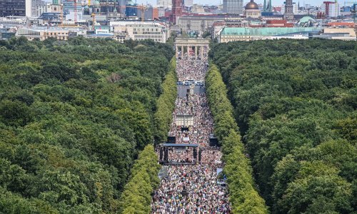Berlin: Na mega prosvjedu protiv restriktivnih mjera ozlijeđeno najmanje 45 policajaca
