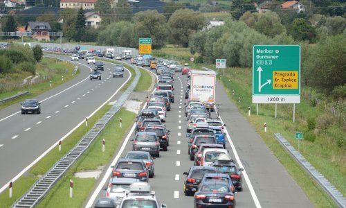 Velike kolone na cestama, na izlazak iz Hrvatske turisti čekaju i po pet sati