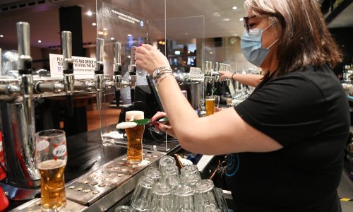 Britanija pred kompromisom: Zatvoriti pubove da bi se otvorile škole