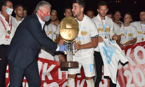 Ovo se još nije nikad dogodilo; igrači i trener Rijeke krenuli su primiti medalje i trofej, a onda je pao mrak...