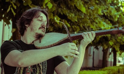 [ČUJ OVO] Spisatelj Želimir Periš, dobitnik književne nagrade tportala za najbolji roman, koristi priliku da upre prstom u sebi bliske glazbenike