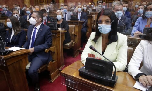 Napeto u Beogradu: Uoči prve sjednice parlamenta građani prosvjeduju, a policija piše kazne