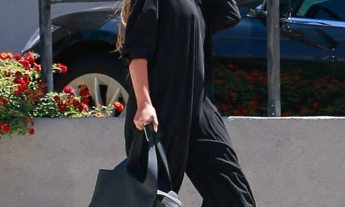 Privlači poglede u crnom: Chrissy Teigen u hit komadu koji uspješno zamjenjuje haljinu