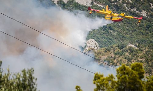 Požar kod vjetrenjača kraj Šibenika lokaliziran nakon što je opustošio osam hektara
