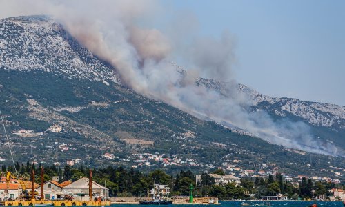 [FOTO/VIDEO] Lokaliziran požar na Kozjaku, uključile se i zračne snage, jedan vatrogasac ozlijeđen