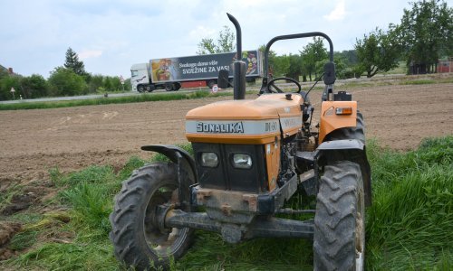 Muškarac pijan pokušao pokrenuti traktor; vozilo ga je pregazilo, oštetilo bunar, parkirani automobil, ogradu susjedne kuće...