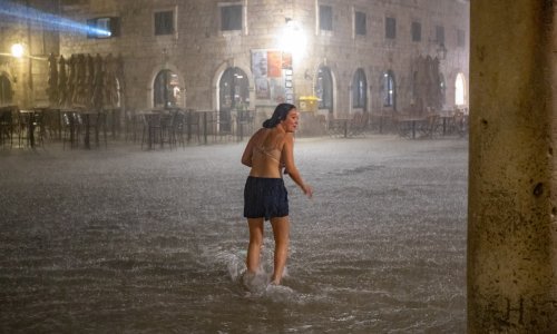 [FOTO/VIDEO] Žestoko nevrijeme poplavilo Stradun, neki se odlučili okupati