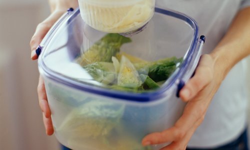 Očajni ste zbog masnoće koja pranjem ne odlazi s plastičnih posuda? Ne bacajte ih, još uvijek postoji način da ih spasite