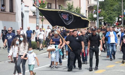[VIDEO/FOTO] Pogledajte raspjevane HOS-ovce nakon što ih je propustio kordon vojne i specijalne policije u Kninu