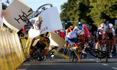 Teška nesreća na biciklističkoj utrci; Nizozemac upisao pobjedu, ali u cilju ga je kolega gurnuo na ogradu. Nakon ružnog pada sada se liječnici bore za njegov život!