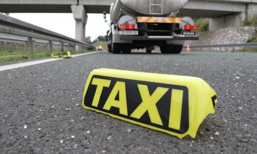 Mladi Nijemac u Novalji pomahnitao pa skakao po automobilima taksista, dva je oštetio