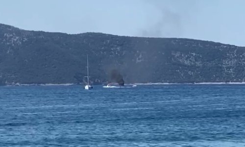 Panika kod Cresa: Izgorio gliser kojem su se zapalili spremnici benzina, ljudi u panici skakali u more