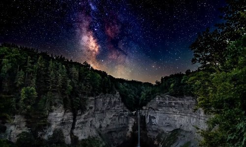 Opustite se uz meditativni timelapse božanstvenog vodopada