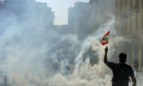 [FOTO] Kaos u Libanonu: Suzavac, pucnjava i ubijeni policajac na prosvjedima u Bejrutu