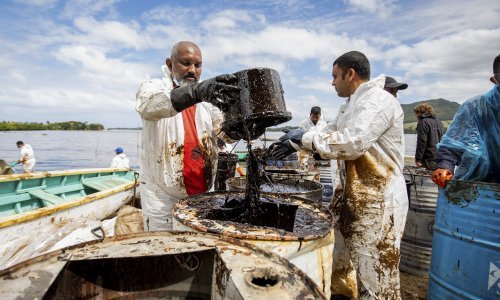 [FOTO] Očajni stanovnici Mauricijusa pokušavaju zaustaviti izlijevanje nafte u more