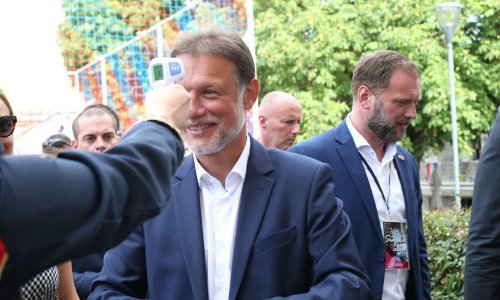 [FOTO] Državnom vrhu na Sinjskoj alki mjerili temperaturu, a obavezan je bio i dezinficijens