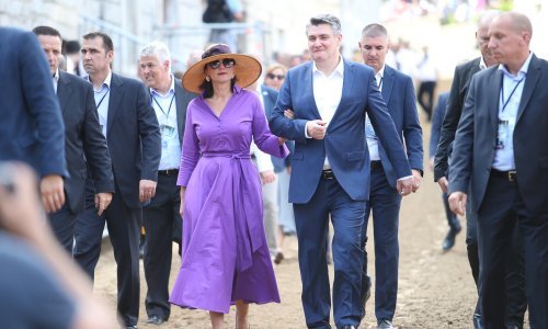 [FOTO] Dotjerana prva dama odlično se pripremila za sunčano vrijeme, ali jedan joj je detalj promaknuo