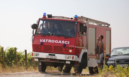 Požar na Svilaji gase dva kanadera