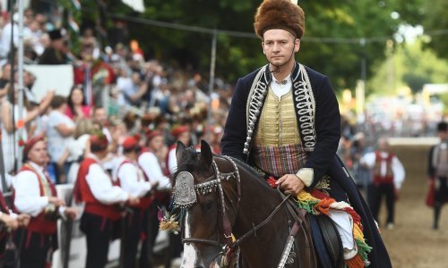 [FOTO] Ivo Zorica slavodobitnik 305. Sinjske alke, pogledajte tko je došao gledati višestoljetnu vitešku igru