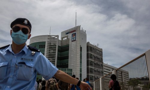 Hong Kong: Novine prkose Pekingu nakon uhićenja njihovog vlasnika