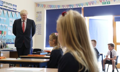 Najavljen dvostruko teži drugi val koronavirusa s otvorenim školama u Britaniji; premijer gura po svome