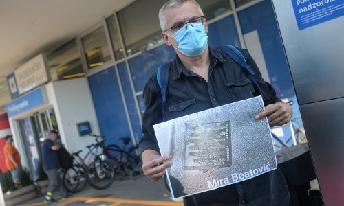 [FOTO/VIDEO] Parkirali autiće ispred zagrebačkog Holdinga jer se protive nabavci skupocjenih automobila