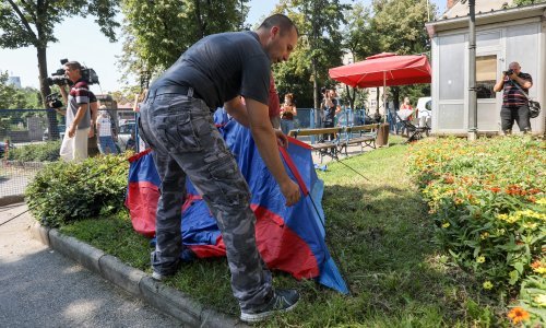 [VIDEO/FOTO] Digli šatore pred Klaićevom bolnicom: Bit ćemo ovdje dok ministar ne napiše pod kojim uvjetima obitelji mogu boraviti sa svojom djecom