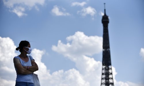 Pariz uveo obvezno nošenje maski na otvorenom