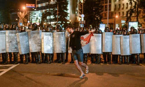 Nakon burne noći i stotina ozlijeđenih bjeloruska oporba odbija priznati Lukašenkovu pobjedu, uključila se i Poljska