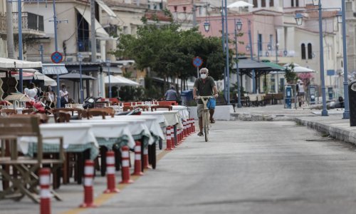 Grčka zbog rasta broja novooboljelih od covida-19 zatvara barove i restorane