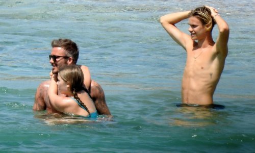 Čini se da su sinovi Davida Beckhama opčinjeni tetovažama: I mlađi Romeo krenuo je tatinim stopama u iscrtavanju tijela