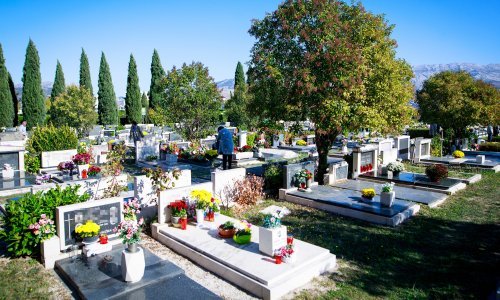 Policija ulovila muškarca koji je automobilom uletio na groblje i oštetio brojne nadgrobne spomenike