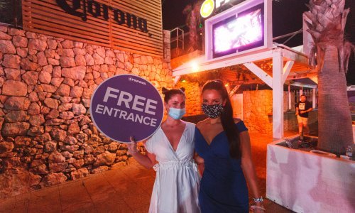 Prilog talijanske državne televizije: Mladi Talijani partijaju na Pagu i uzvikuju 'Nema više korone'