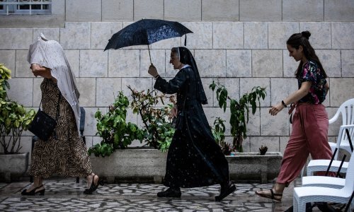 U Sinju se zbog kiše ljudi nagurali u crkvu, dvije trećine ih nije nosilo masku, tamo je bio i šef splitskog stožera