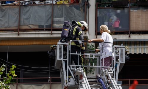 [VIDEO/FOTO] Buknuo požar u zgradi u zagrebačkom naselju Prečko; vatrogasci spasili stanare, među njima i trudnica
