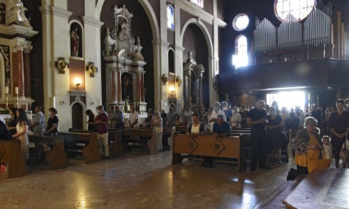 Zbog pljuska nadbiskup Barišić održao propovijed u crkvi, većina vjernika nije nosila maske, fratar ih izveo van na pričest