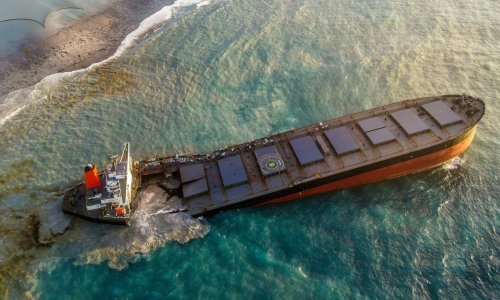 Prepolovio se japanski brod iz kojeg se izlila nafta na Mauricijusu