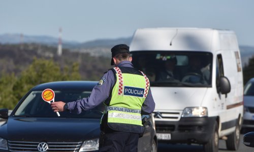 Rumunjski vozač šlepera poginuo kod Palešnika; naglo skrenuo i izletio na oranicu