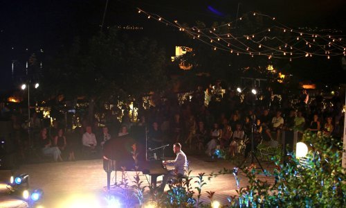 [FOTO] Koncertom na Tvrđavi Barone obilježena peta godišnjica smrti Arsena Dedića