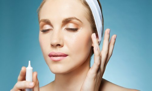 Najbolje kreme za okoloočno područje koje će vas jednom zauvijek riješiti tamnih podočnjaka