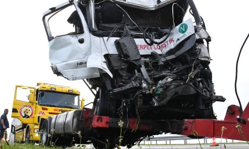 [FOTO/VIDEO] Strava na autocesti; kod Slavonskog Broda sudarila se dva kamiona, vozač ostao zaglavljen u kabini