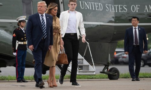 Melania suprugu Donaldu Trumpu ponovno priuštila neugodnost: On bi je vodio za ruku, a ona to baš i ne bi