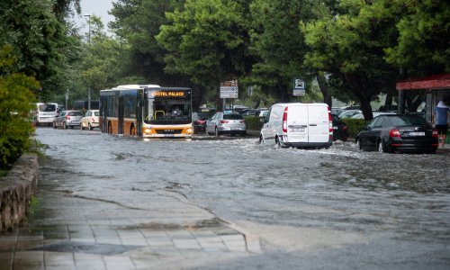 Zbrajaju se štete od nevremena: Poplavljene ulice, otrgnuta plovila i oštećeni krovovi