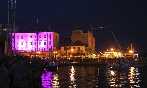 Kazna za osvjetljavanje prozora i vrata vanjskom rasvjetom iznosi 25.000 do 100.000 kuna, ali to je samo mrtvo slovo na papiru