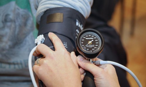 Žena u Umagu lagala starici da su je poslali iz ljekarne kako bi joj izmjerila tlak i šećer, no opljačkala ju je