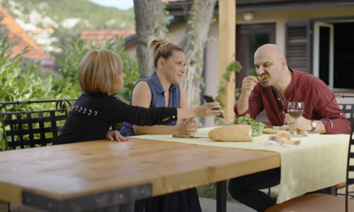 [VIDEO] Crnogorski spot za borbu protiv korone je čudo neviđeno: 'Nemoj slučajno da ti priđe na manje od dva metra'