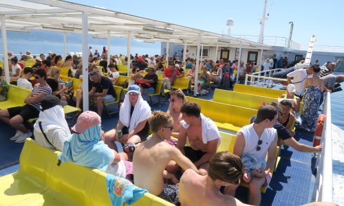 Neki odlaze, ali turistička sezona još nije gotova: Za Brač zbog gužve uvedena izvanredna trajektna linija