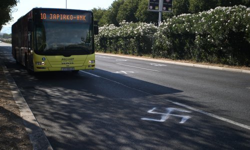 [FOTO] Ulica Domovinskog rata u Splitu prepuna fašističkih simbola, koncesionar nema kemikalije za uklanjanje